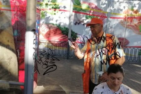 Вандалы разрисовали остановочные комплексы на улице Лазарева и мусороприемники на Соборной площади (фото)