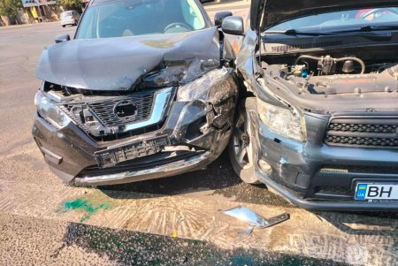 В Киевском районе столкнулись два автомобиля: водителю одного из них оказывали помощь медики
