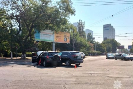 В Киевском районе столкнулись два автомобиля: водителю одного из них оказывали помощь медики