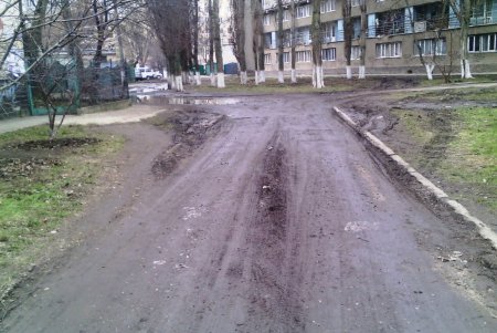 В Малиновском и Киевском районах ремонтируют внутриквартальные проезды (фото)