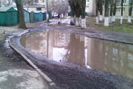 В Малиновском и Киевском районах ремонтируют внутриквартальные проезды (фото)
