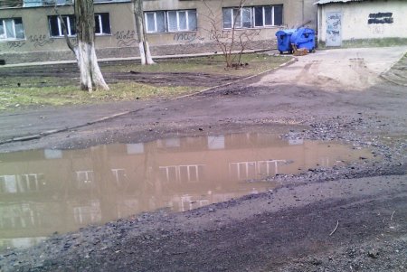 В Малиновском и Киевском районах ремонтируют внутриквартальные проезды (фото)