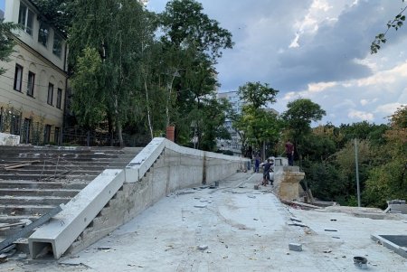 Второй этап реконструкции бульвара Жванецкого: в районе Торговой укладывают плитку и сооружают фонтан (фото, видеокомментарий)
