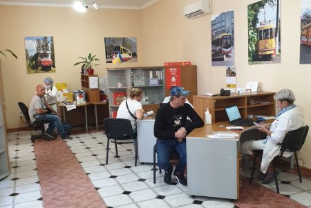 Водители и кондукторы КП «Одесгорэлектротранс» массово вакцинируются против COVID-19 (фото)