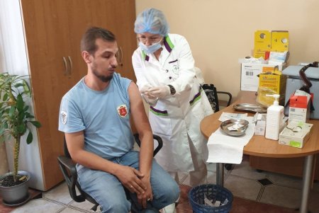 Водители и кондукторы КП «Одесгорэлектротранс» массово вакцинируются против COVID-19 (фото)