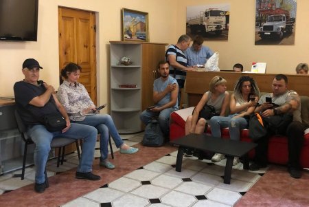 Водители и кондукторы КП «Одесгорэлектротранс» массово вакцинируются против COVID-19 (фото)