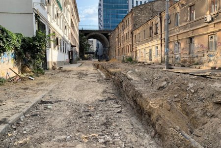 На Деволановском спуске меняют инженерные сети (фото, видеокомментарий)