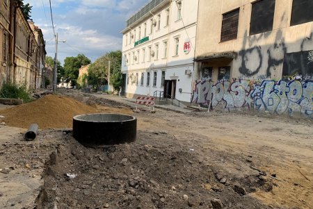 На Деволановском спуске меняют инженерные сети (фото, видеокомментарий)