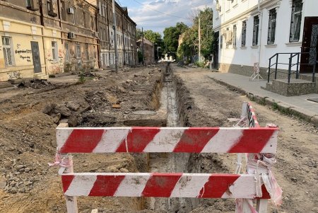 На Деволановском спуске меняют инженерные сети (фото, видеокомментарий)