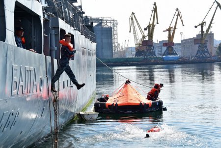 В Одесском порту прошли учения по экстренной эвакуации с корабля (фото)