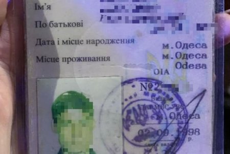 Водитель с фальшивым удостоверением нарушил ПДД на спуске Маринеско, чем и привлек внимание полицейских (фото)