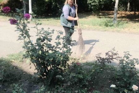 На улицах Одессы озеленители сажают осенние цветы, а в парках убирают опавшие листья (фото)
