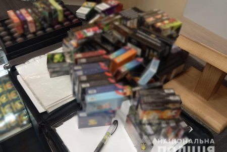 В Приморском районе мужчина незаконно торговал электронными сигаретами и табаком для кальяна (фото)