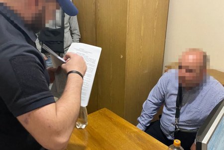 Полицейский за взятки разрешал торговать в прибрежной зоне алкоголем и сигаретами без лицензии (фото)