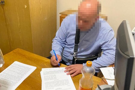 Полицейский за взятки разрешал торговать в прибрежной зоне алкоголем и сигаретами без лицензии (фото)