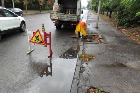 Из-за осадков коммунальщики беспрерывно чистят ливневки, чтобы вода не скапливалась на улицах города