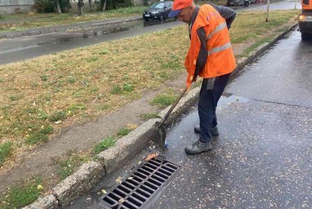 Из-за осадков коммунальщики беспрерывно чистят ливневки, чтобы вода не скапливалась на улицах города
