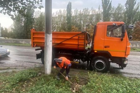 Из-за осадков коммунальщики беспрерывно чистят ливневки, чтобы вода не скапливалась на улицах города