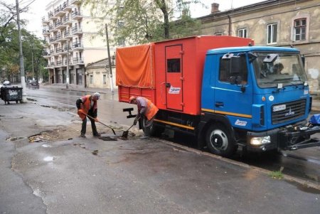 Из-за осадков коммунальщики беспрерывно чистят ливневки, чтобы вода не скапливалась на улицах города