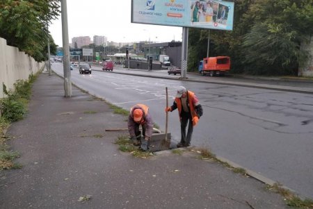 Из-за осадков коммунальщики беспрерывно чистят ливневки, чтобы вода не скапливалась на улицах города