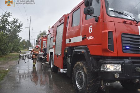 В Авангарде потушили пожар на 150 квадратных метрах и спасли от огня жилой дом (фото)