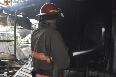 В Авангарде потушили пожар на 150 квадратных метрах и спасли от огня жилой дом (фото)