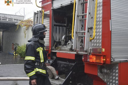В Авангарде потушили пожар на 150 квадратных метрах и спасли от огня жилой дом (фото)