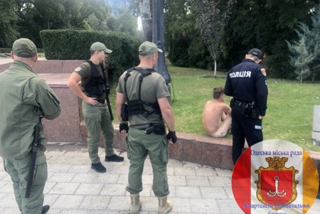 Обнаженный мужчина сидел у Вечного огня и цеплялся к прохожим на Аллее Славы (фото)