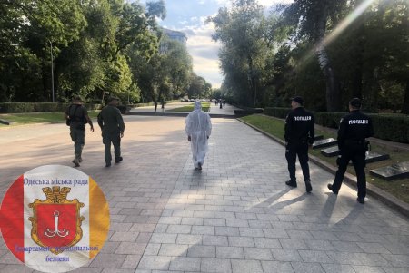 Обнаженный мужчина сидел у Вечного огня и цеплялся к прохожим на Аллее Славы (фото)
