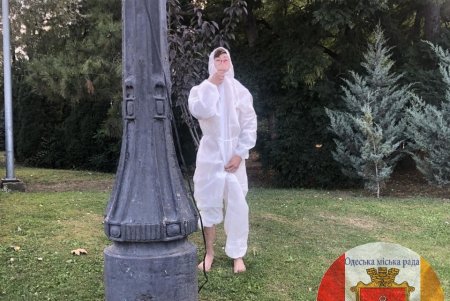 Обнаженный мужчина сидел у Вечного огня и цеплялся к прохожим на Аллее Славы (фото)