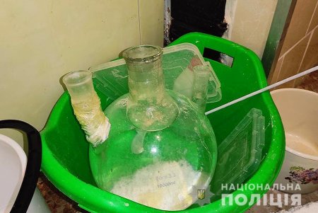 Четверо жителей Одесской области производили метадон в лаборатории и получали каждый месяц около миллиона гривен прибыли (фото, видео)