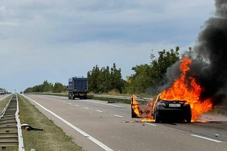 На трассе Киев-Одесса автомобиль врезался в грузовик и загорелся: очевидцы говорят о погибшем (фото)