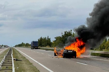 На трассе Киев-Одесса автомобиль врезался в грузовик и загорелся: очевидцы говорят о погибшем (фото)
