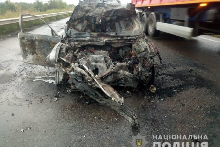 На трассе Киев-Одесса автомобиль врезался в грузовик и загорелся: очевидцы говорят о погибшем (фото)