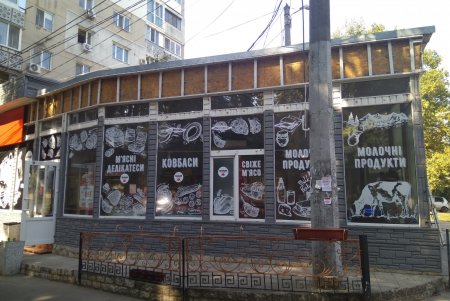 Коммунальщики демонтировали более ста незаконных вывесок и рекламных конструкций