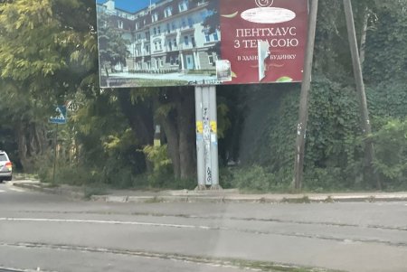 Коммунальщики демонтировали более ста незаконных вывесок и рекламных конструкций