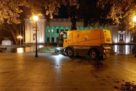 На этой неделе коммунальщики очищали улицы, остановки, ливневую канализацию во всех районах Одессы