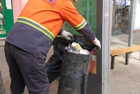На этой неделе коммунальщики очищали улицы, остановки, ливневую канализацию во всех районах Одессы
