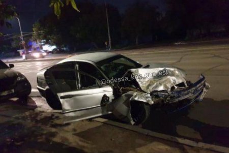 В Малиновском районе пьяный водитель BMW поехал на красный свет и врезался в Toyota: погибла женщина (фото)