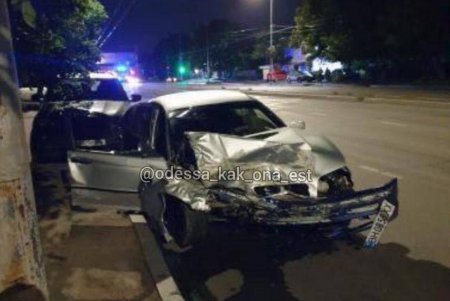 В Малиновском районе пьяный водитель BMW поехал на красный свет и врезался в Toyota: погибла женщина (фото)