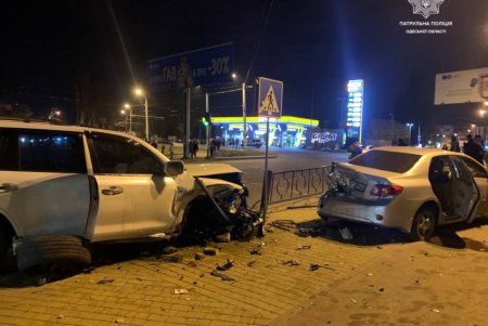 На Николаевской дороге Lexus врезался сразу в три авто (фото)