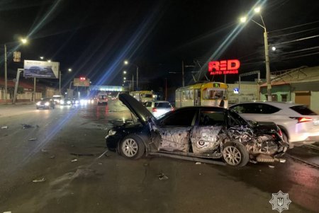 На Николаевской дороге Lexus врезался сразу в три авто (фото)