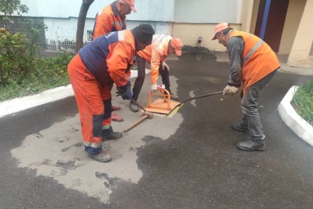Коммунальщики демонтировали незаконные юнипаркеры в Приморском районе (фото)