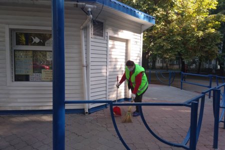 Коммунальщики помыли памятники в Малиновском районе и убрали территорию возле бюветов (фото)