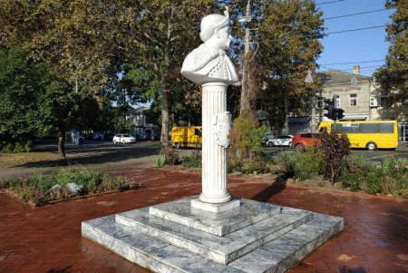 Коммунальщики помыли памятники в Малиновском районе и убрали территорию возле бюветов (фото)