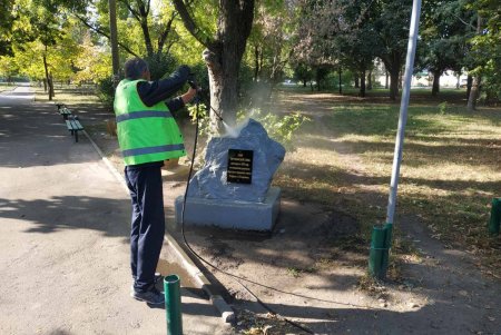 Коммунальщики помыли памятники в Малиновском районе и убрали территорию возле бюветов (фото)