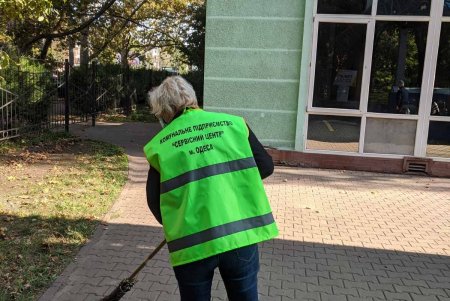 Коммунальщики помыли памятники в Малиновском районе и убрали территорию возле бюветов (фото)