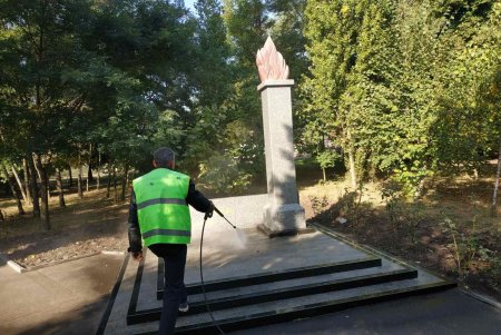 Коммунальщики помыли памятники в Малиновском районе и убрали территорию возле бюветов (фото)