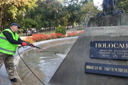 Коммунальщики помыли памятники в Малиновском районе и убрали территорию возле бюветов (фото)