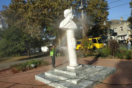 Коммунальщики помыли памятники в Малиновском районе и убрали территорию возле бюветов (фото)